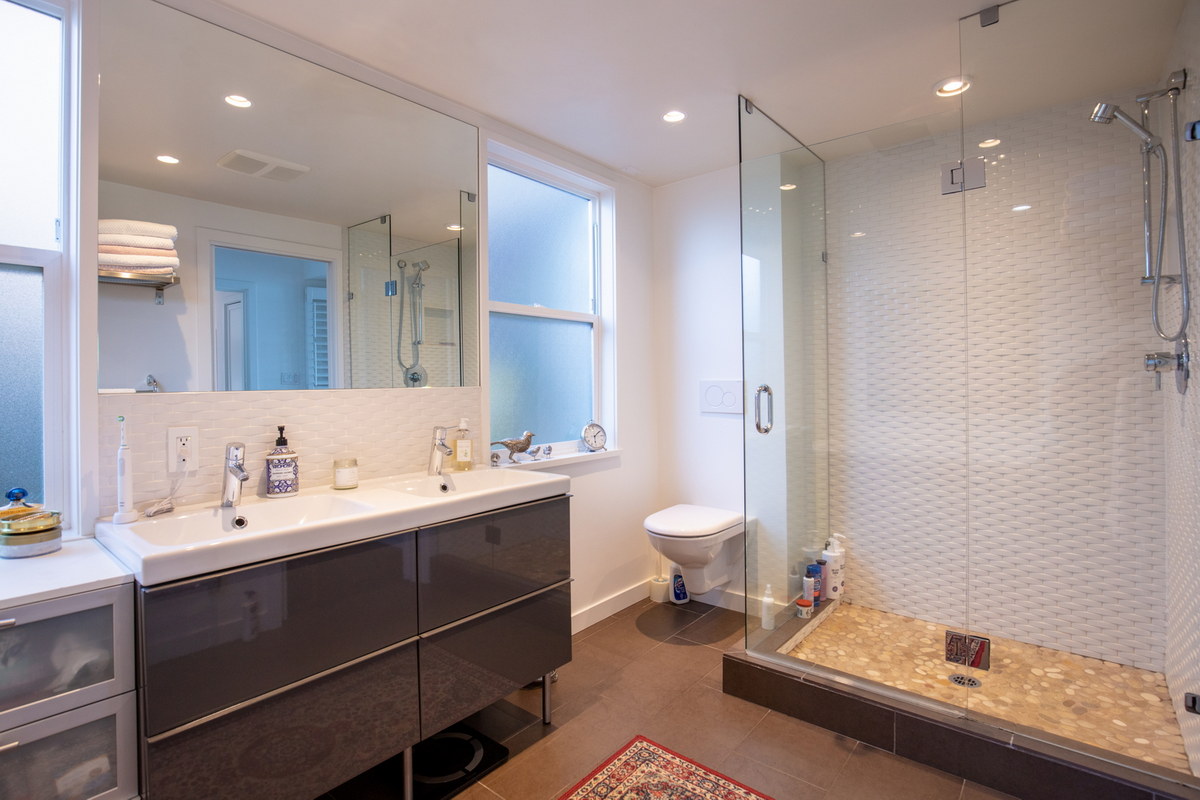 Modern ensuite bathroom