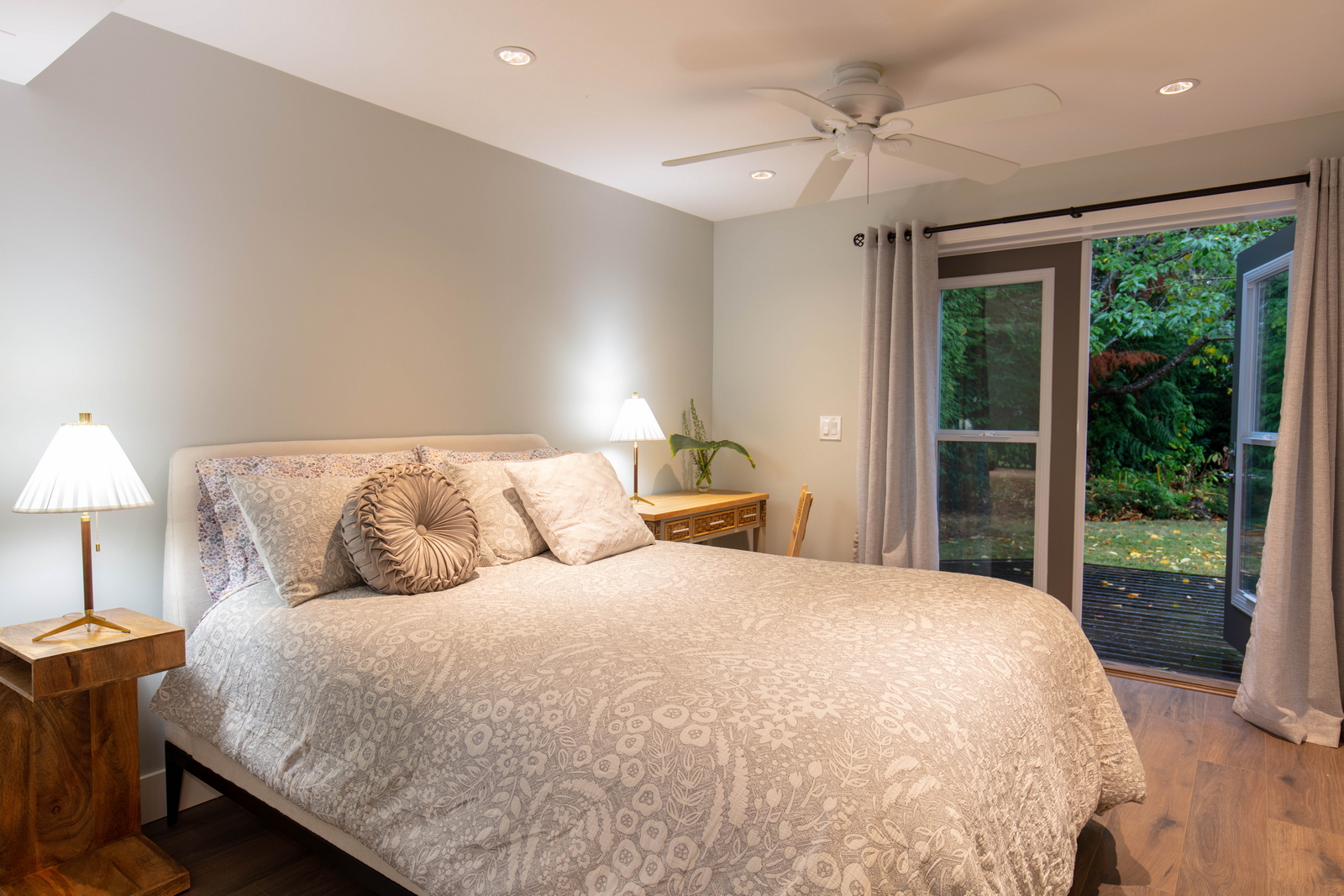 Bedroom with garden view